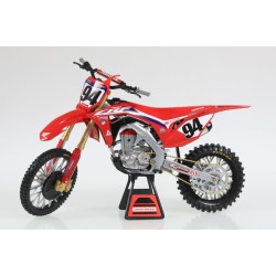 Miniature moto HONDA HRC CRF 450 R N°94 Ken Roczen 1/6e
